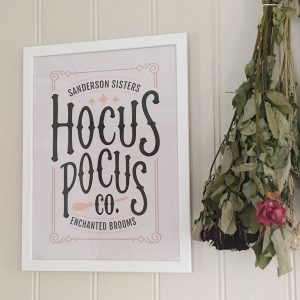 Bildedekor med motivet; HOCUS POCUS Co. Enchanted brooms.