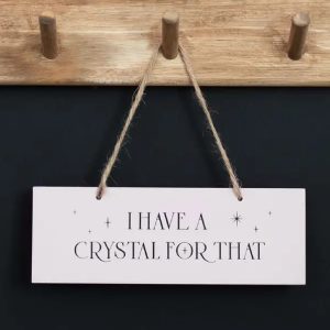 Lite skilt med teksten: I have a crystal for that