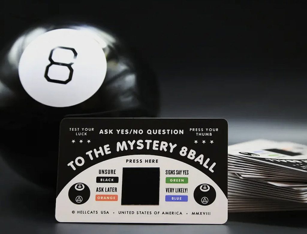 Bilde av humør kort med en "8 Ball" i bakgrunnen.