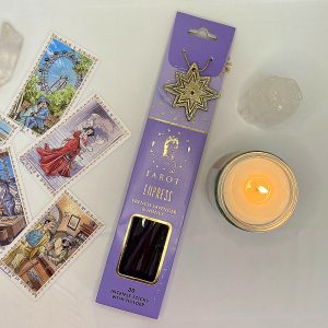 Empress røkelse illustrert med tarot kort, krystaller og talgelys.