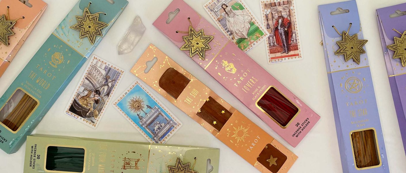 Tarot røkelse, røkelseholdere, krystaller og tarotkort.