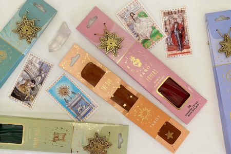 Tarot røkelse, røkelseholdere, krystaller og tarotkort.
