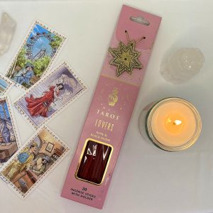 Lovers røkelse illustrert med tarot kort, krystaller og talgelys.