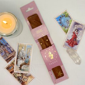 Lovers røkelse holder illustrert med tarot kort, krystaller og talgelys.