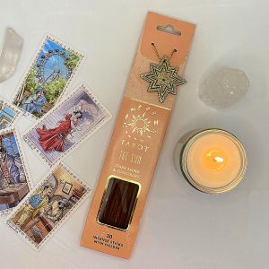 The Sun røkelse illustrert med tarot kort, krystaller og talgelys.