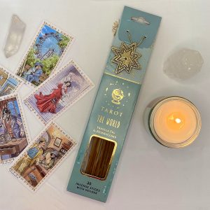 The World røkelse illustrert med tarot kort, krystaller og talgelys.