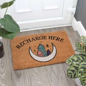 Dørmatte med motiv av krystaller og teksten "Recharge Here".