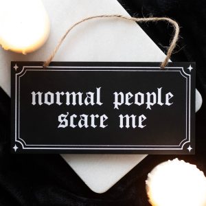 Skilt med teksten "Normal people scare me"