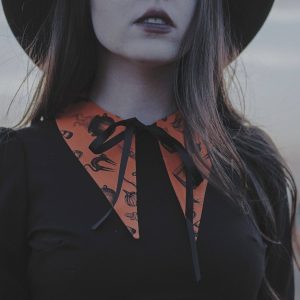 Silhuettes of Samhain krage